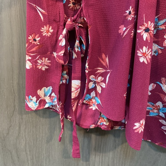 Flirty Floral Split-Side Light-Weight Shirt - Picture 4 of 4
